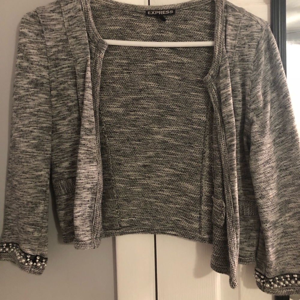 Short express sweater with beads on the sleeves